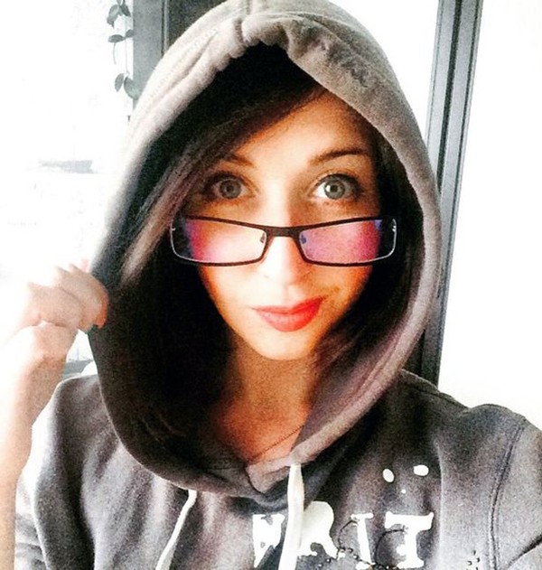 สาวพิงราวสะพานถ่ายเซลฟี่ดับ