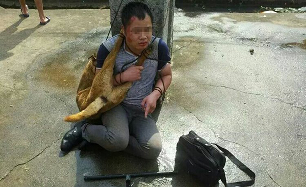 น่วม ! 2 โจรขโมยหมาไปกินโดนชาวบ้านจับมัด-ซ้อม 9 ชั่วโมง เอาซากหมาห้อยคอ 