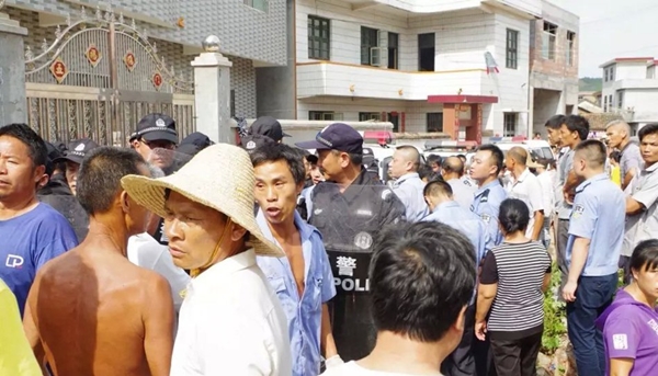 น่วม ! 2 โจรขโมยหมาไปกินโดนชาวบ้านจับมัด-ซ้อม 9 ชั่วโมง เอาซากหมาห้อยคอ