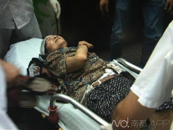 หญิงชราถูกชนติดใต้รถ