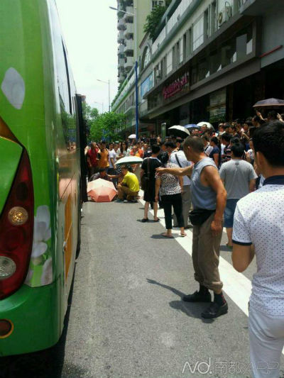 หญิงชราถูกชนติดใต้รถ