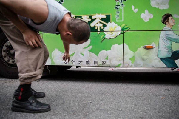 หญิงชราถูกชนติดใต้รถ