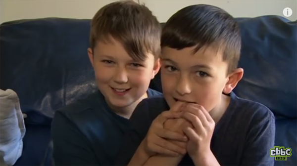 สองพี่น้องคลิปกัดนิ้วสุดฮิตในโลกออนไลน์ โตเป็นหนุ่มน้อยแล้วนะ !!