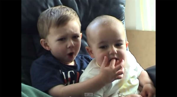 สองพี่น้องคลิปกัดนิ้วสุดฮิตในโลกออนไลน์ โตเป็นหนุ่มน้อยแล้วนะ !!