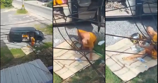 ชาวเน็ตอึ้ง ! คลิปพระสงฆ์จอดรถลงมานั่งนับเงินในบาตรหน้าตาเฉย