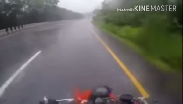 บิ๊กไบค์ล้มกลางสายฝน