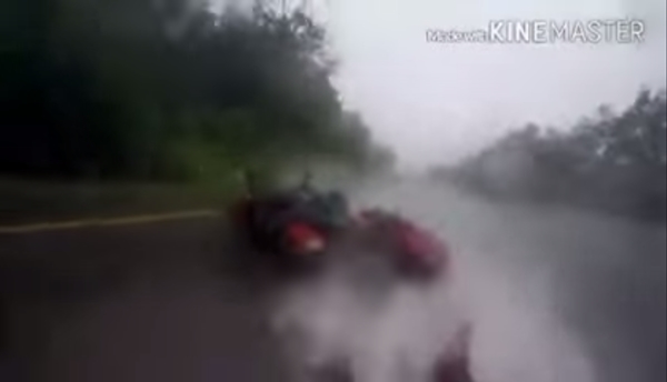 บิ๊กไบค์ล้มกลางสายฝน