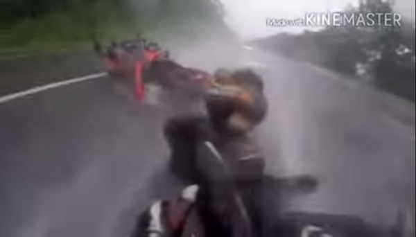 บิ๊กไบค์ล้มกลางสายฝน