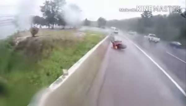 บิ๊กไบค์ล้มกลางสายฝน