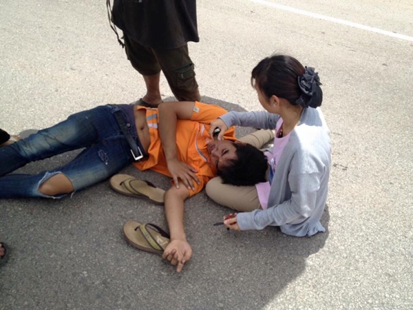 หมอช่วยคนเจ็บกลางถนน