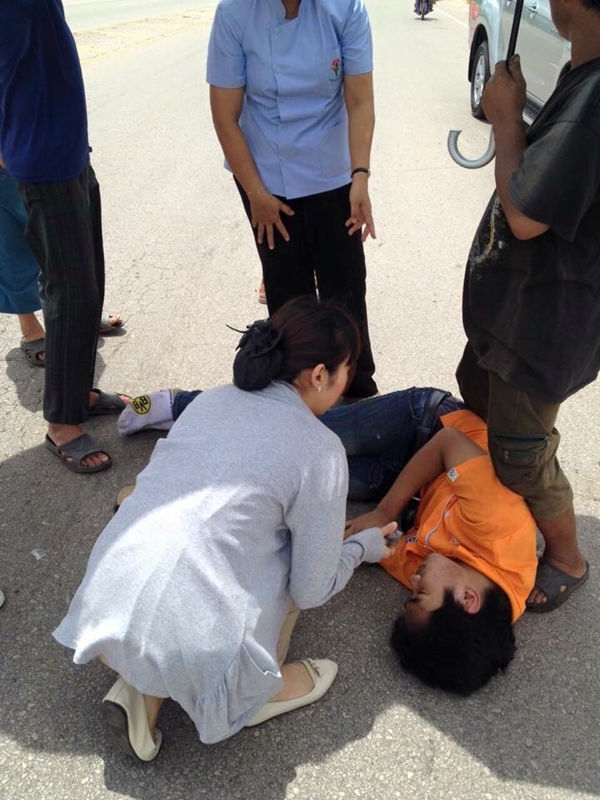 หมอช่วยคนเจ็บกลางถนน