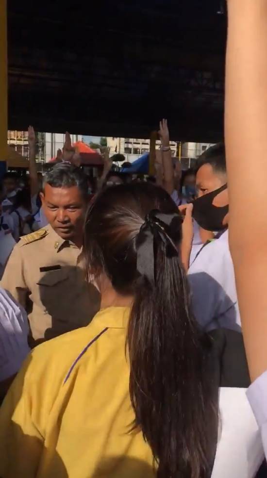 นักเรียนชู 3 นิ้ว