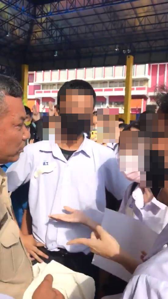 นักเรียนชู 3 นิ้ว