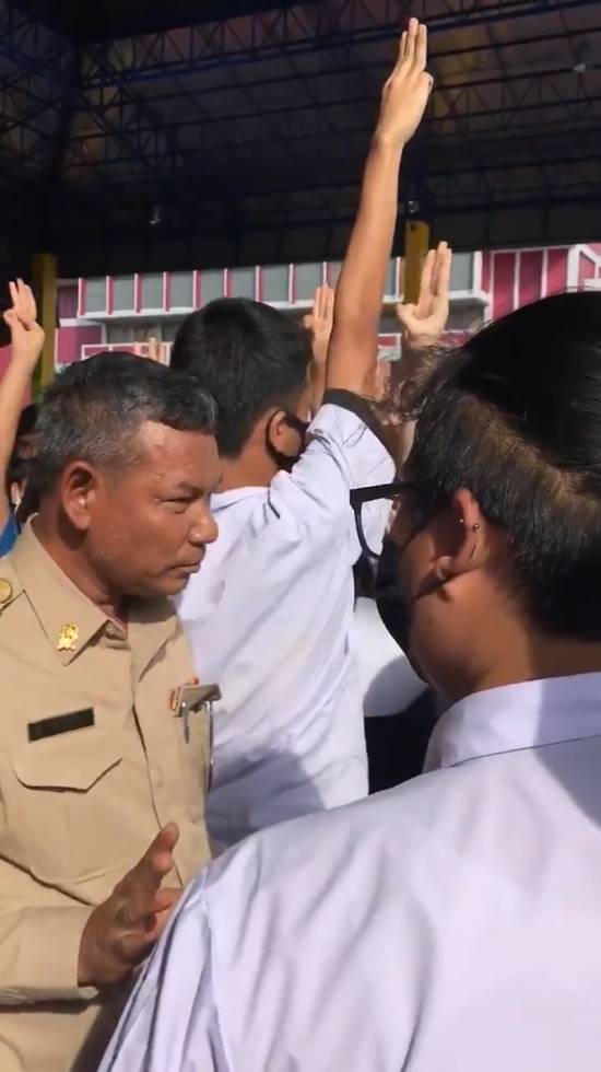 นักเรียนชู 3 นิ้ว