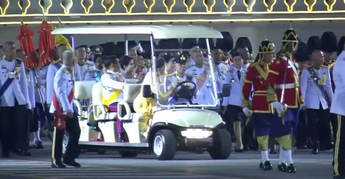 ในหลวง - พระราชินี เสด็จฯ จุดเทียนมหามงคลรำลึก ร.9 