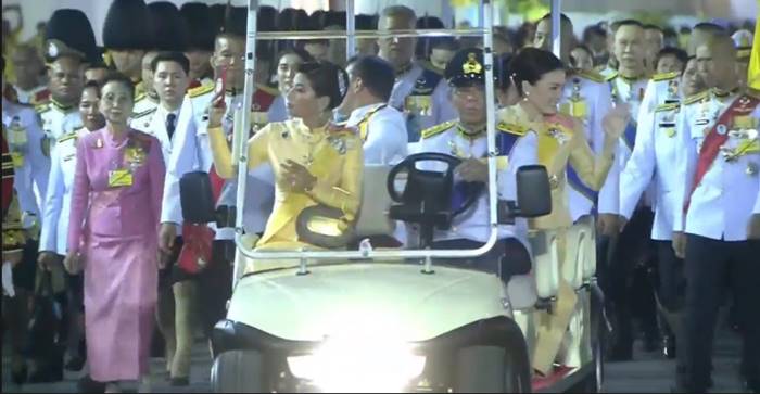 ในหลวง - พระราชินี เสด็จฯ จุดเทียนมหามงคลรำลึก ร.9 