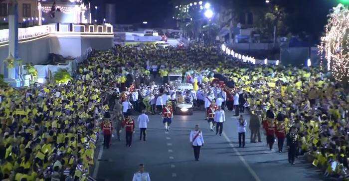 ในหลวง - พระราชินี เสด็จฯ จุดเทียนมหามงคลรำลึก ร.9 