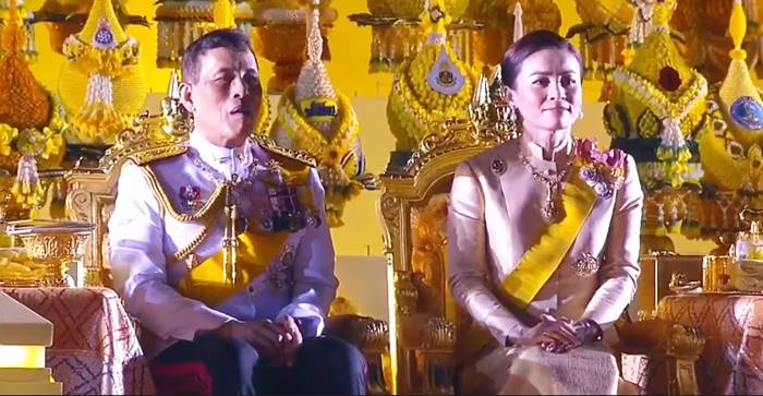 ในหลวง - พระราชินี เสด็จฯ จุดเทียนมหามงคลรำลึก ร.9 