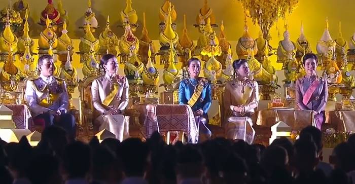 ในหลวง - พระราชินี เสด็จฯ จุดเทียนมหามงคลรำลึก ร.9 