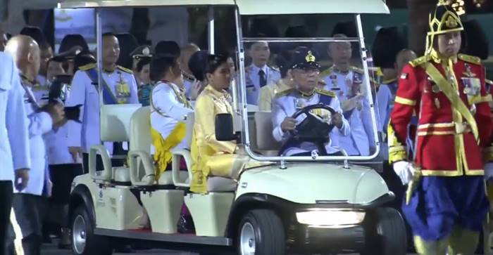 ในหลวง - พระราชินี เสด็จฯ จุดเทียนมหามงคลรำลึก ร.9 