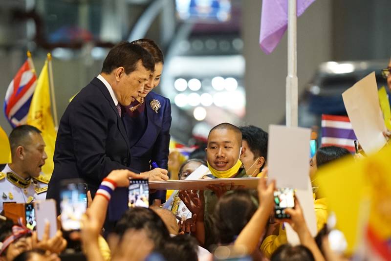 ในหลวง พระราชินี เสด็จฯ