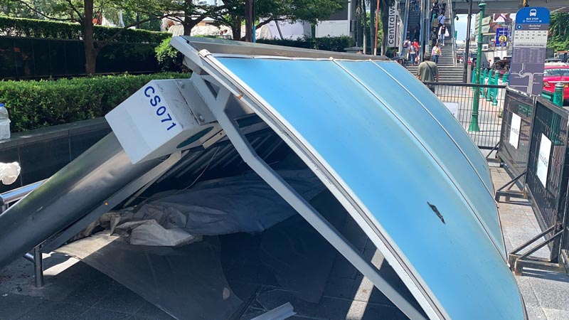 ป้ายรถเมล์ถล่ม