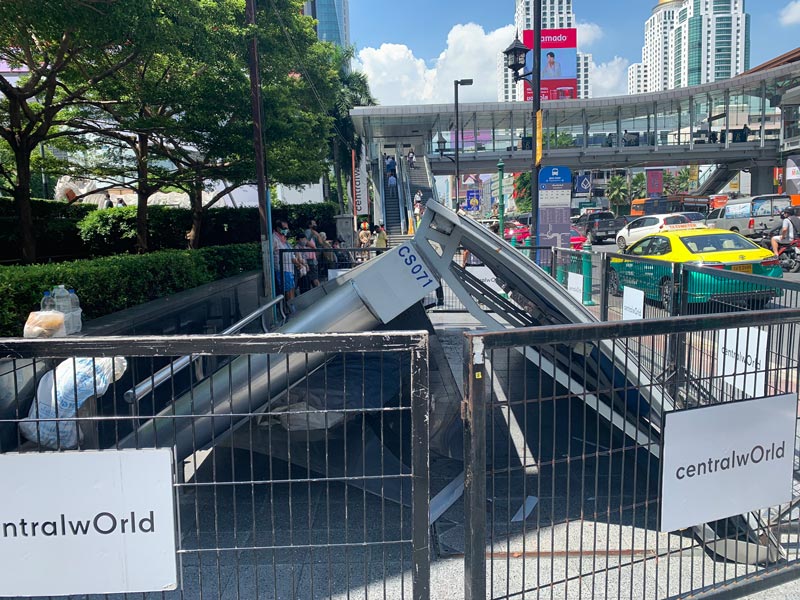 ป้ายรถเมล์ถล่ม