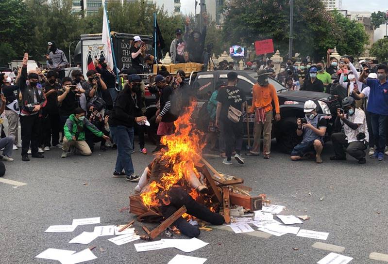 ม็อบทะลุฟ้า