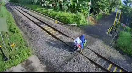 ขี่มอเตอร์ไซค์บนทางรถไฟ