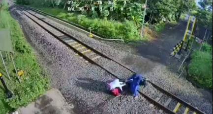 ขี่มอเตอร์ไซค์บนทางรถไฟ