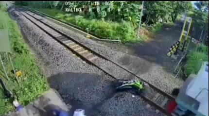 ขี่มอเตอร์ไซค์บนทางรถไฟ