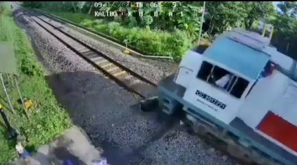 ขี่มอเตอร์ไซค์บนทางรถไฟ