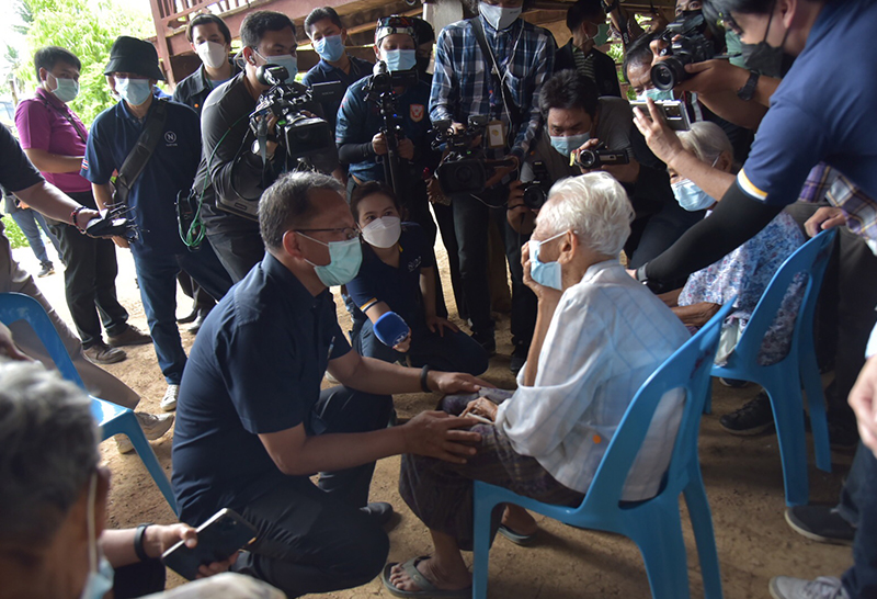 4 แม่เฒ่าโดนไล่ที่