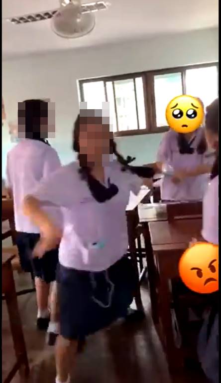 นักเรียนแกล้งกัน