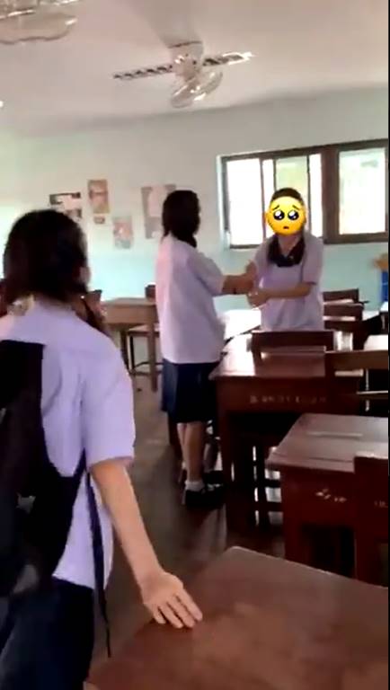 นักเรียนแกล้งกัน