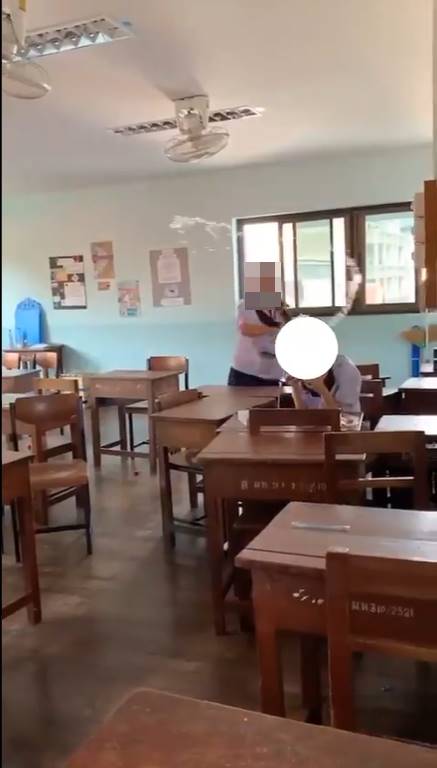 นักเรียนแกล้งกัน