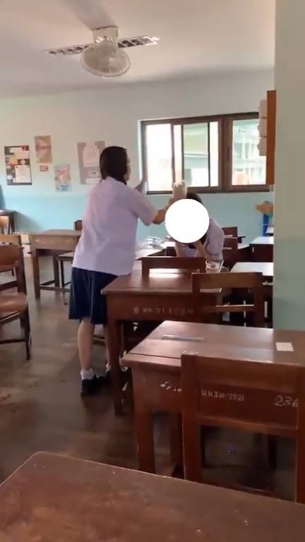 นักเรียนแกล้งกัน