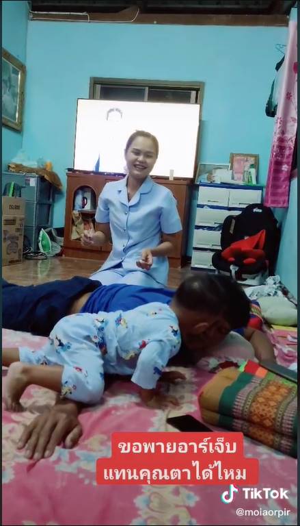 เด็กน้อยปลอบคุณตา