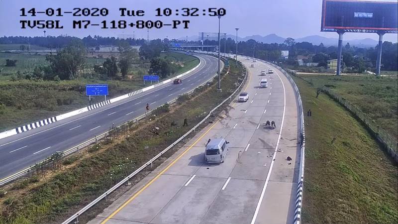 รถตู้ยางแตก เทกระจาดนักท่องเที่ยว