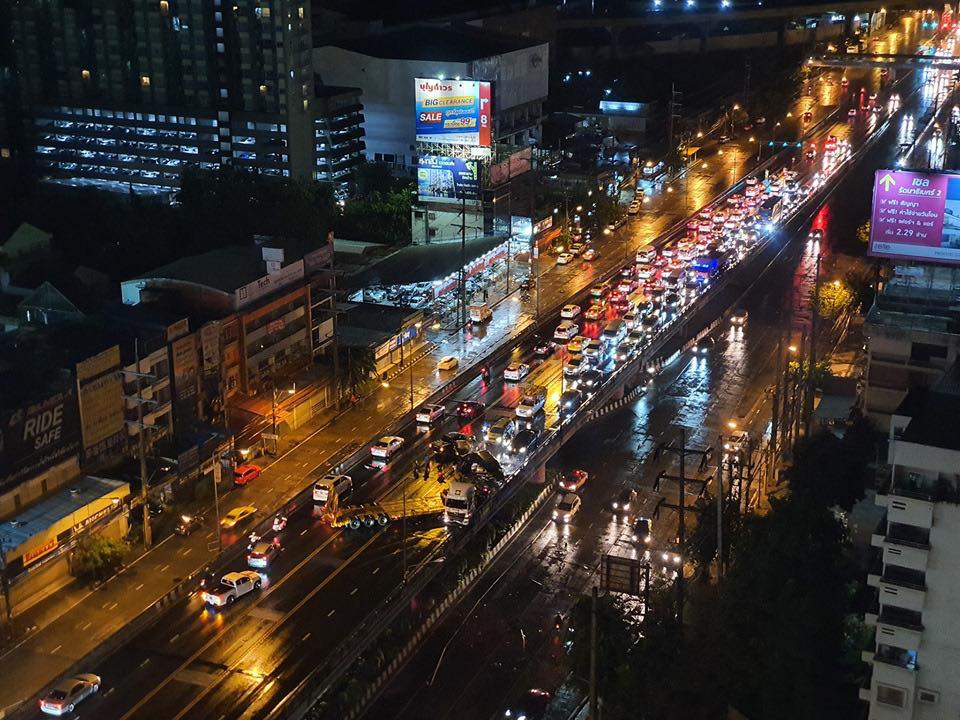 รถชนแยกแคราย