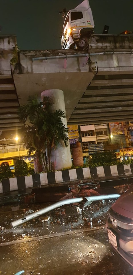 รถชนแยกแคราย