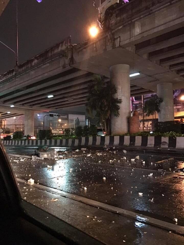 รถชนแยกแคราย