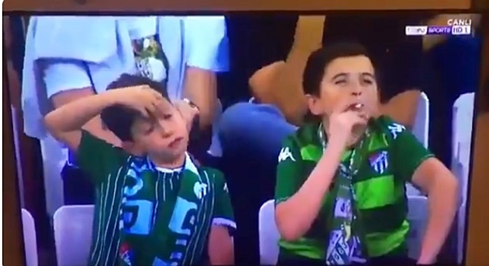 ภาพเด็กชายสูบบุหรี่ 