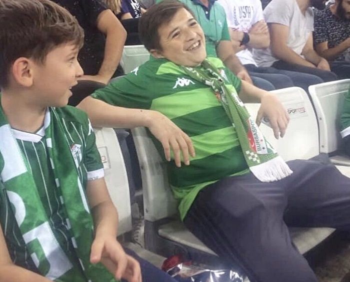 ภาพเด็กชายสูบบุหรี่ 