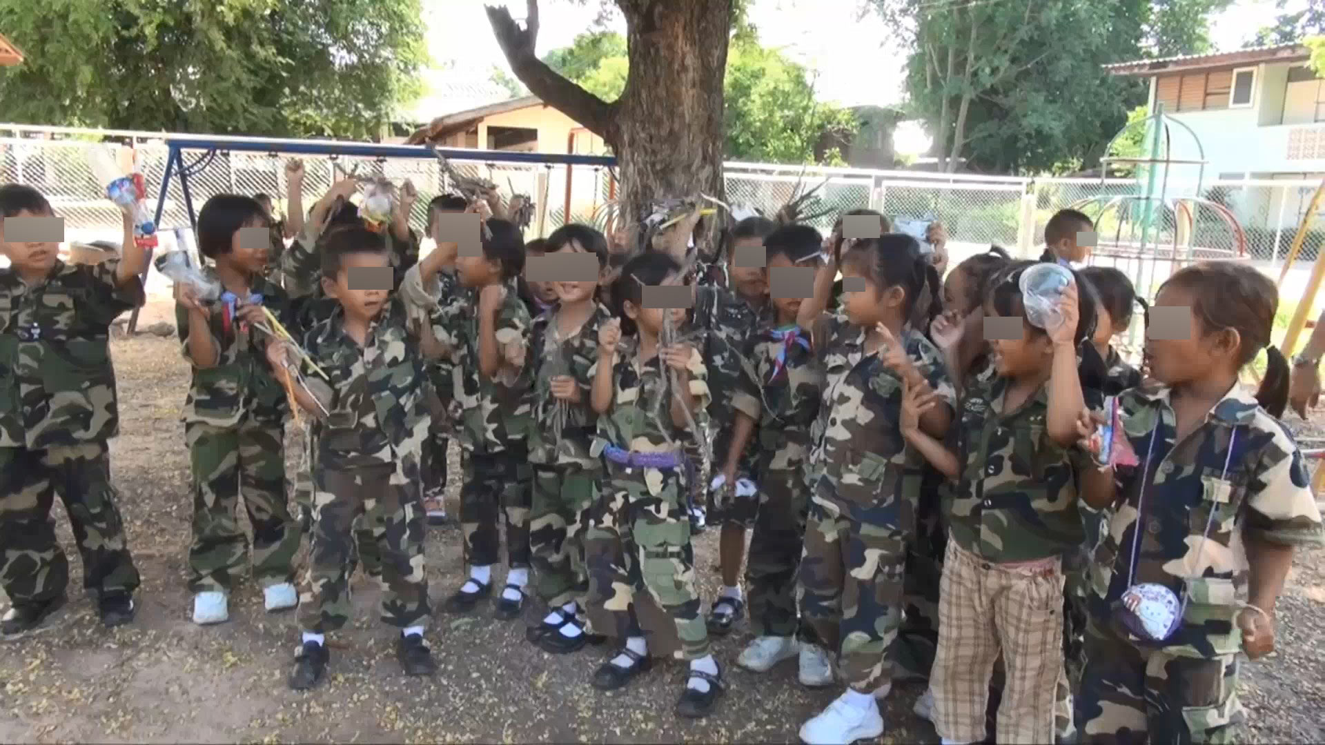 เด็กอนุบาลใส่ชุดทหาร