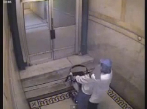 คลิปโจรแสบทำเนียนช่วยเหลือคนพิการ ก่อนล็อกตัวปล้น