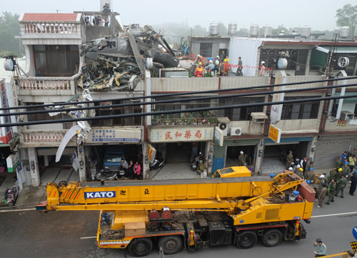 เฮลิคอปเตอร์บินชนตึกในไต้หวันระหว่างซ้อมบิน นักบินเจ็บ 2 ราย