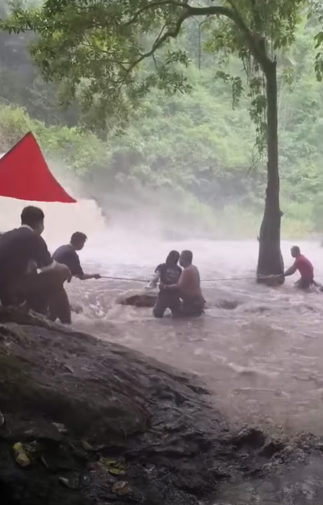 ช่วยระทึก นักท่องเที่ยว ติดบนชั้น 3 น้ำตกสาริกา 