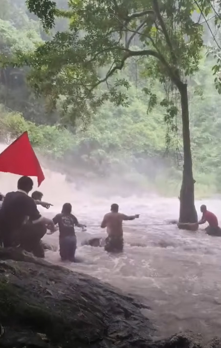 ช่วยระทึก นักท่องเที่ยว ติดบนชั้น 3 น้ำตกสาริกา 