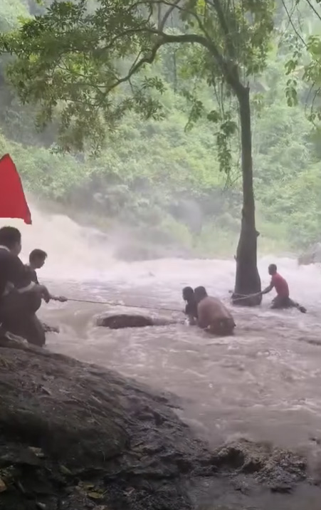 ช่วยระทึก นักท่องเที่ยว ติดบนชั้น 3 น้ำตกสาริกา 